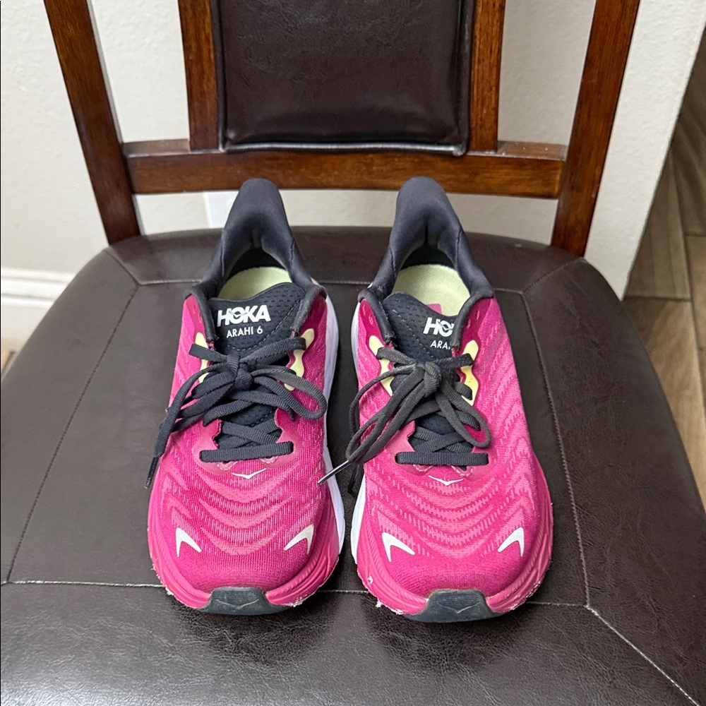 Hoka Arahi 6 Pink Black Women's Athletic Running Shoes